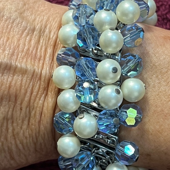 Adorable stretchy watch band type bracelet. Great Condition. Blue and pearl tone - Picture 3 of 4